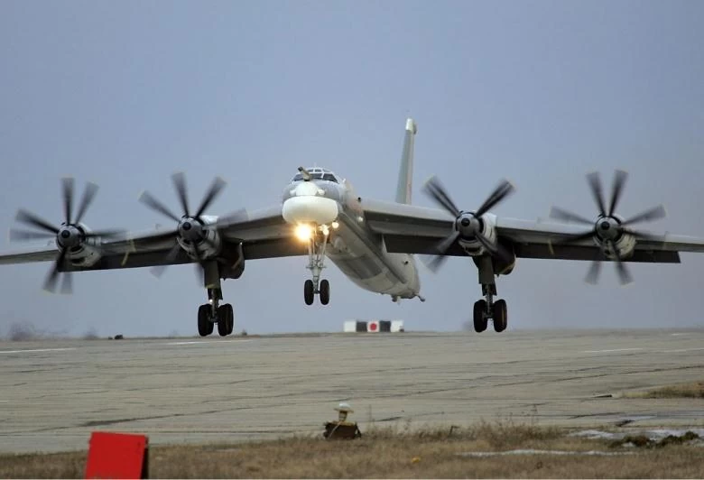 Ρώσικα Tu-95MS περιπολούσαν πάνω από τη Βόρεια Θάλασσα